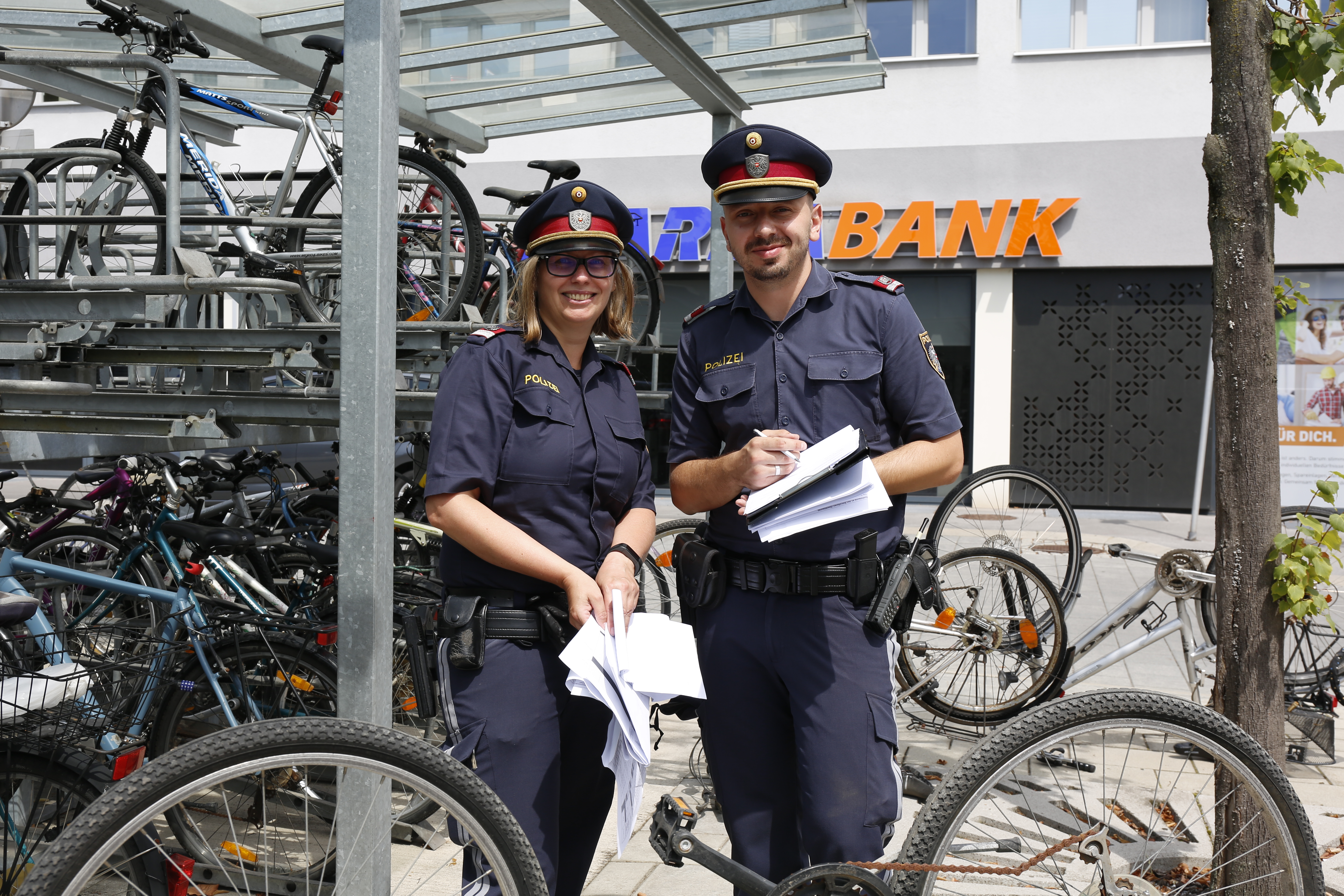 Polizisten bei der Fahrradgarage am Hauptbahnhof